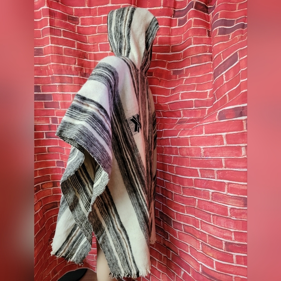 Classic Alpaca wool Hand made Poncho from Peru - unisex REVERSIBLE - Picture 14 of 16